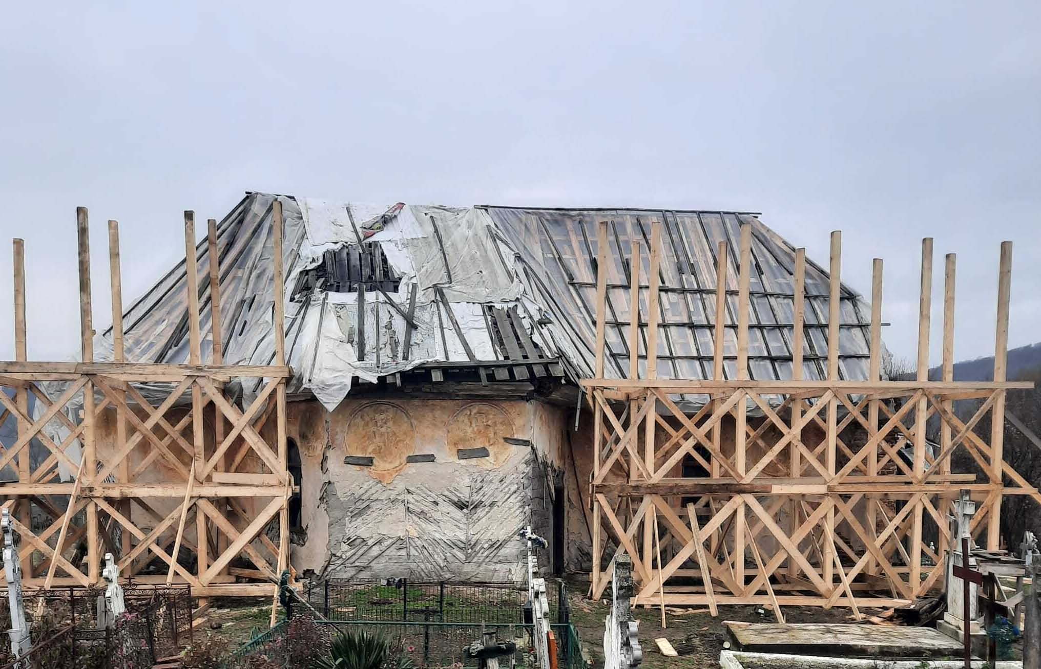 Preserving of the Șirineasa wooden church during winter