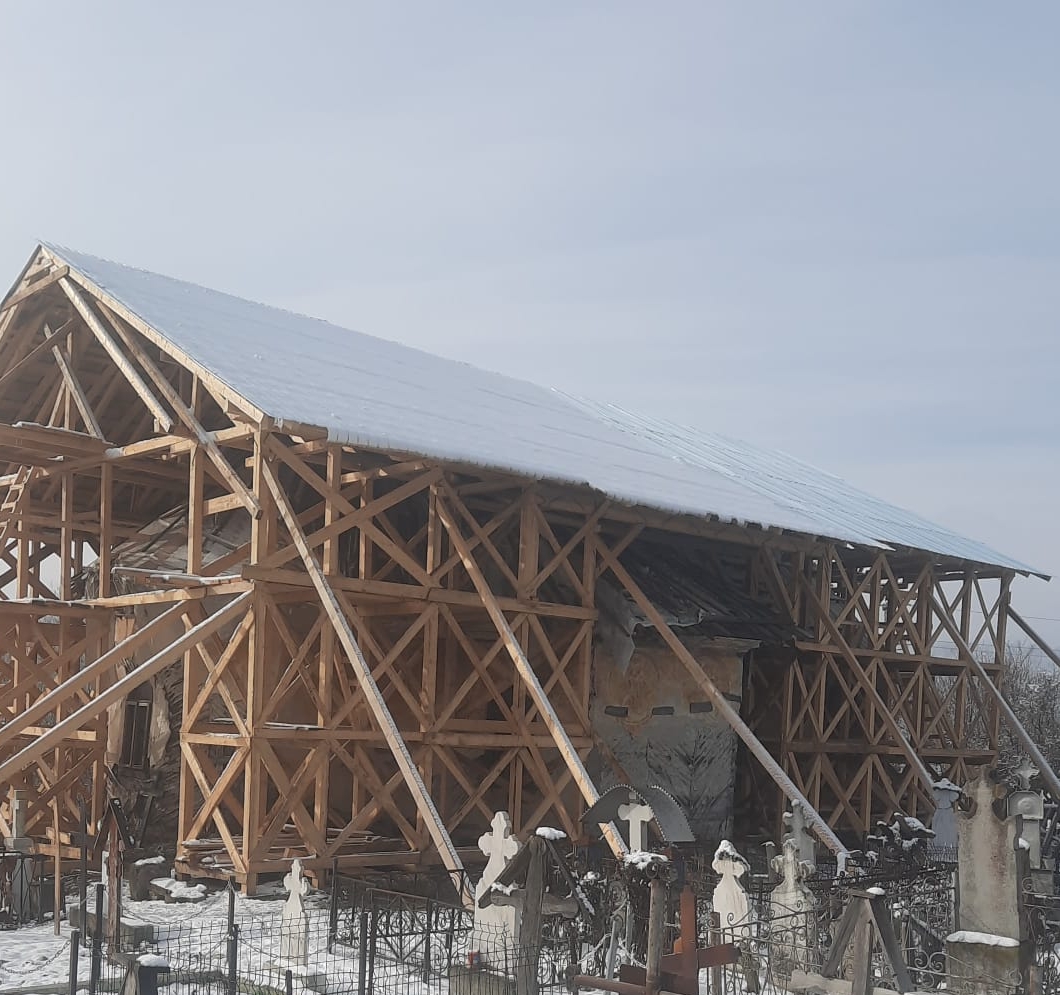 Finalizarea structurii de protecţie pentru Biserica de lemn de la Şirineasa